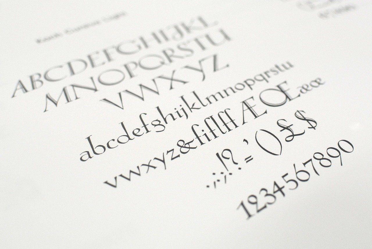 Spécimen typographique : un alphabet complet, capitales, bas de casse, ligatures et chiffres